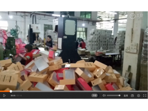 天地蓋成型機(jī)，做鞋盒堆成山